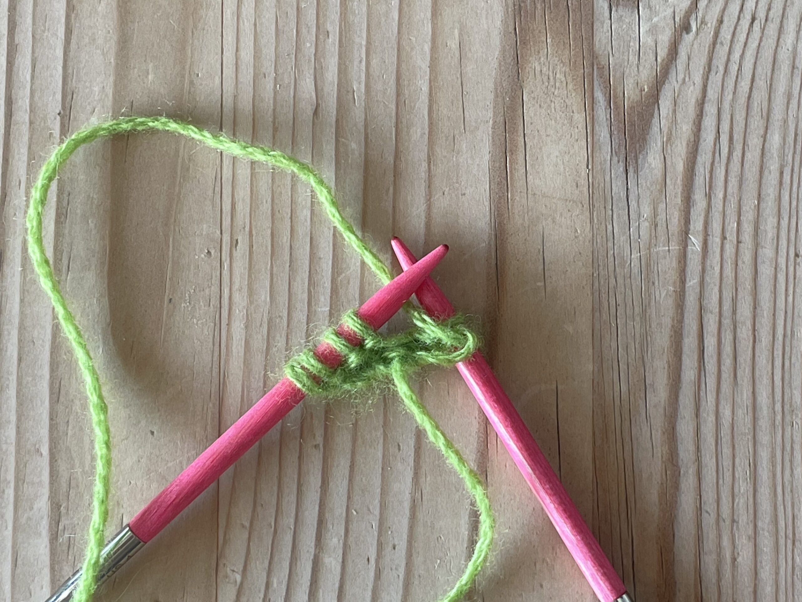 Trin 4: Flyt nu garnet bag arbejdet, således: